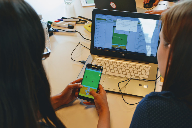 Niñas programando en App Inventor